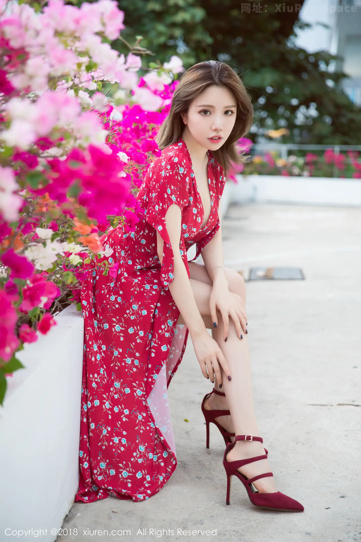 图片[4]-[XiuRen秀人网]VOL.1284 女神黄乐然户外性感红色连身裙低胸露傲人豪乳妩媚诱惑写真51P-秀人网官方网站